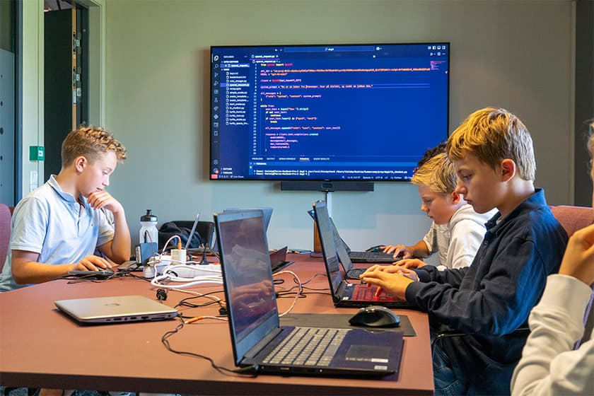 Illustrasjon av ungdommer som jobber med kunstig intelligens